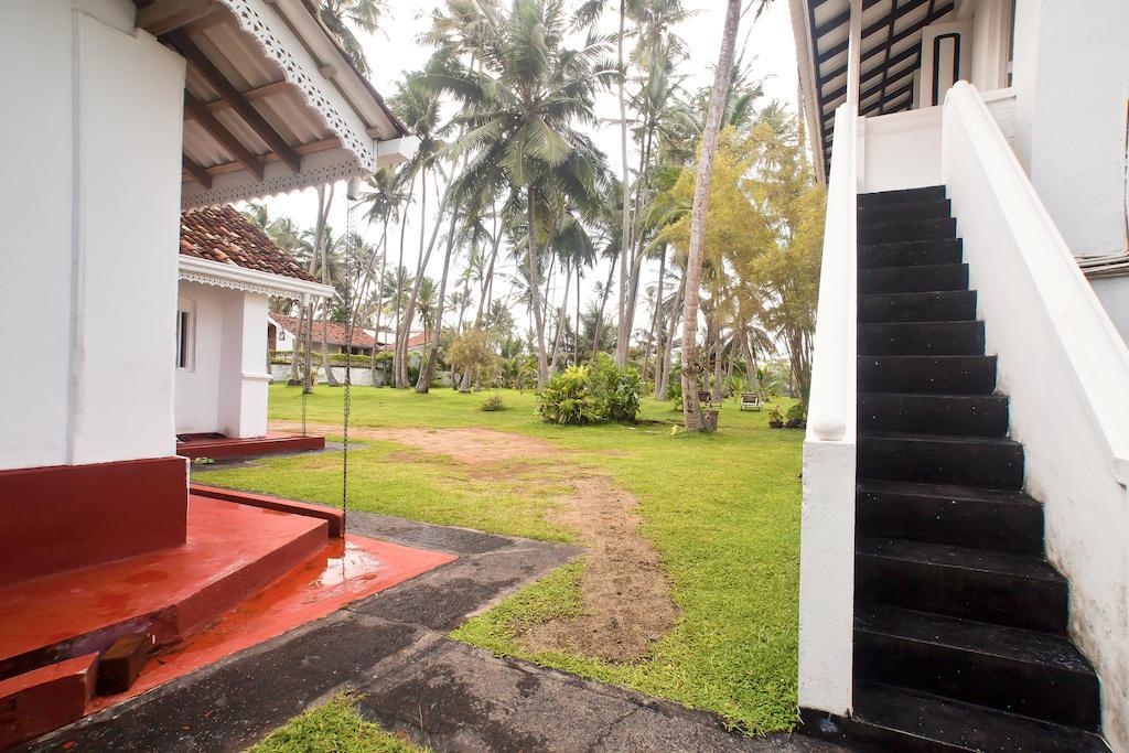 Chitra Ayurveda Hotel Bentota Bagian luar foto
